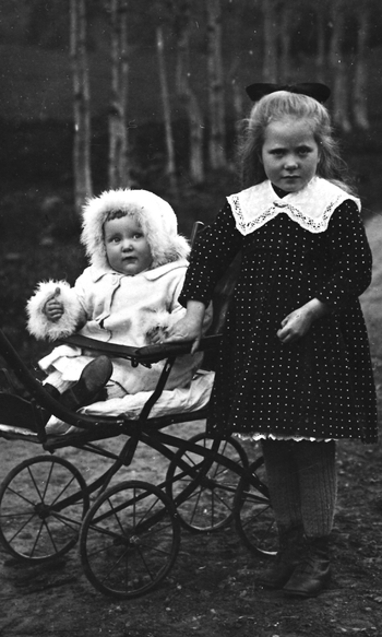 REF-0353.
To ungar,ein i barnevogn.