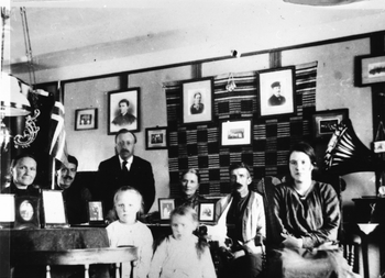 REF-0354 Grindal før 1920.
Folk samla for å høre sveivegrammofon. F.v. Marit Hoset, Hans Hoset, Emissær Einarson, to døtre til Marit og Hans Hoset, Randi Hoset, Johan Hoset(Øien), Dortea Hoset Hårstad.