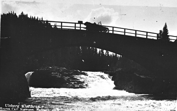 REF-0355 Ulsberg ca 1900 ?.
Kløftbrua (gml. av tre) med ein bil oppe på brua.