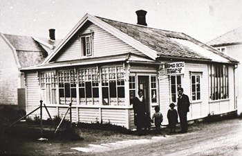 REF-0356 Stjørdal.
Fotograf Rasmus Berg med kone og barn utafor atelieret.