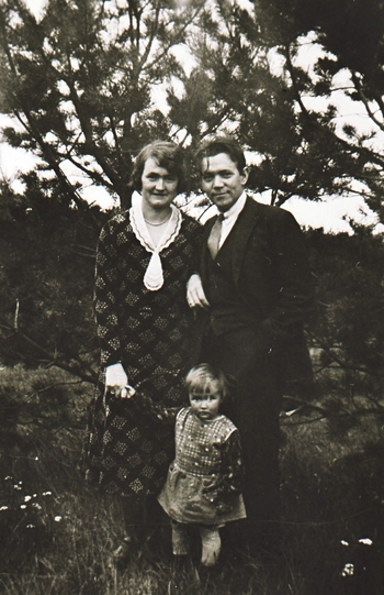 REF-0357.
Fotograf Rasmus Berg med kona og eldste dottera.