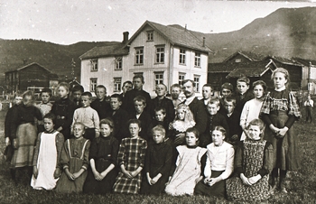 REF-0359 Voll ca 1910.
Skuleklasse ved Voll Skule med lærar Lars Mathias Hol.