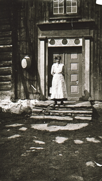 REF-0361 Grindal ca 1910-15.
Ingeborg Hoset Botnan (Gagga) på trappa på Hoset.
