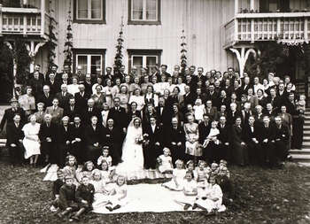 REF-0366 Stamnan 1948.
Bryllaupet til Jens P. Flå og Ingeborg Sugustad. Heile gjesteflokken samla framom stoggulåna til fotografering.
