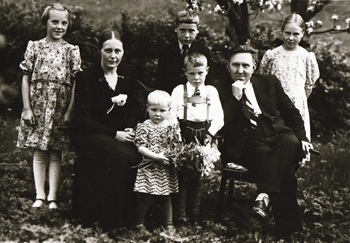 REF-0368 Reberg/Voll ca 1940.
Prestefamilien Røkke i hagen på Reberg prestegard.
F.v. Reidun, Solveig f. Vikan, Sunniva, Kjell Eystein(foran), Gunnbjørn, Ola, Jori.