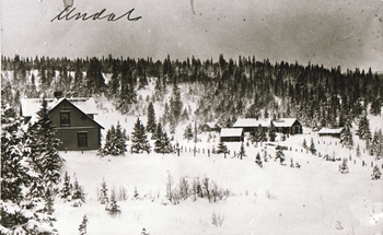 REF-0370 Berkåk ca 1913.
Frå Undal Verk.  T.v. Stigerbustaden-bygd 1910.