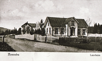 REF-0371. Berkåk  ca 1910.
I forgrunnen Lauvheim, bygd 1897,rive 1984.
Bak ser vi Berkåk Skule 'Granhaugen',bygd 1895, rive 1964.