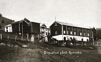 REF-0373 Stamnan ca1915.
'Sugustad gård-Rennebu'. F.v.mastu og smie med snikkarloft over(rive i 1948-49). Litjburet flytta 1948-49. Storburet selt til Kvål. Stuggu. Fjøset som vart rive i 1951. Låven med dass på utsida.
