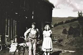 REF-0384 Skjerve/Stamnan ca 1947.
Steinar Skjerve og dotra Inger ved trappa på garden Skjerve.