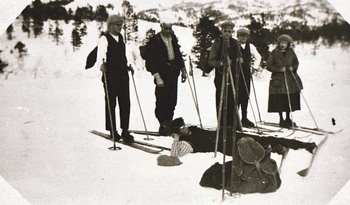 REF-0388 Ilbogen, Rennebu  1924.
Påsketur. Skituristar på veg til Ilbogen, Bronåsen.F.v.Jon Bakk, Jon Voll, Sivert Herrem, Ola Voll, Karen Herrem, Einer Herrem ligg framom.