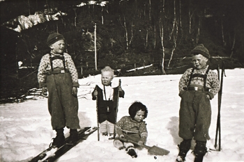 REF-0390.Herrem/Voll ca 1935.Leik i snøen på Oppstuggu Herrem. F.v. Terje(advokat), Terje (gardbrukar), Ola, Arve, alle Herrem.