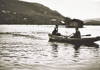 REF-0393 Herrem/Voll 3./4.mai 1934.
Flom i Orkla ved Tangalomman. Halvor Herrem og Sivert Herrem i båten.