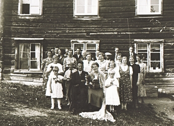 REF-0394 Øverjåren/Voll 1936.
Bryllaupsbilde med brudeparet Sven og Marit Rise og gjestar framom låna heime hos Marit på Lånk'