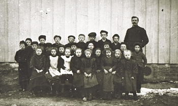 REF-0396 Voll ca 1913.
Skoleklasse ved gammelskolen på Voll med lærar Lars Mathias Hol.
