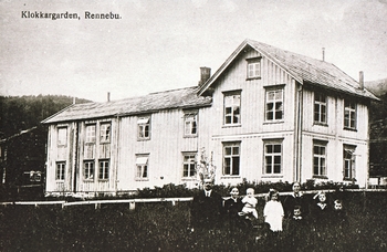 REF-0397 Voll, Klokkargarden.
Lærar Lauritz Kronen med familien og søstra.Kona Anna E Morken og borna Marie, Torleiv, Bergljot, Eldri og Lidvar (ikke i rekkefølge på bildet).