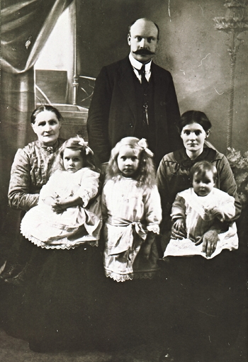 REF-0398 Lærar Aarnes med familie. F.v. Anna Lundgren(tente hos Aarnes), Anna, Marit, kona Karen f. Vikhals, Gislaug,. Bak Nils Jakob Aarnes (lærar og kyrkjesongar på Voll 1913-19).