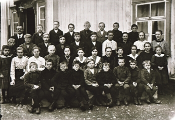 REF-0400 Voll 1921.
Skuleklasse ved gammelskolen på Voll med lærar Lauritz Kronen.