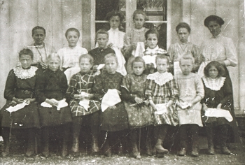 REF-0401 Voll ca 1912.
Barneforening, truleg innafor 'Finnemisjonen'.
1.r.fv. Kari Rise, Gudrun Lund, Astri Hansen, Kristine Nørgard Voll, Berit Hårstad, Kari Bakk, Kari Nørgard Voll, Karen Herrem.
2.rfv. Sigrid Andersdtr Voll, Kari Hårstad, Ragnhild Voll, Anne Krovold, Olina Hoff, Anne B. Voll, Ingeborg Rise, Maret Haugen.