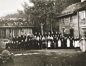 REF-0402 Herrem/ Voll 1917.
Brudeparet Anders Krovold og Marit Holiløkk og gjestene samla på tunet på Krovold.