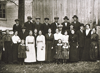 REF-0403 Herrem/ Vold 1917.
2.dagen i bryllaupet til Anders Krovold og Marit Holiløkk. Brudepar og gjester i tunet på Krovold.