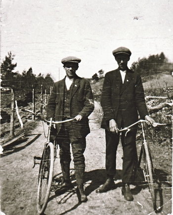 REF-0405 Merk Bru, først 1920.
Rasmus Berg og Lars Krovold nedmed Brua.