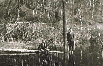 REF-0406 Voll, først 1920.
Flom i Tangalomman. Fv. Rasmus Berg, Lars Krovold.