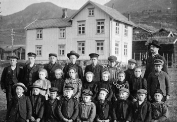 REF-0006  Elevar og lærar samla ved Voll skole  -1905-10