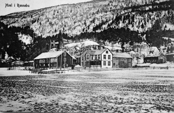REF-0008. Søgard Hoel med norsk og engelsk flagg. Ca 1910
