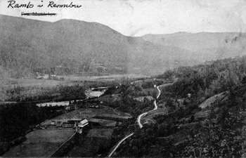 REF-0010 Garden Ramlo og vegen opp Ramlostigninga.
I bakgrunnen Gorset-gardane.