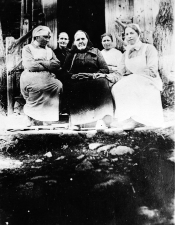 Jelan Grindal   Fem kvinner sitter ute på trappao - to  i sjukepleieuniform.
 Foran, f.v.: Gjertrud- TverdaI, Ingeborg
 N. Grendal og Ingeborg S. Grendal
 Bak: to ukjente