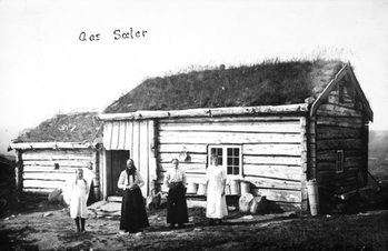 REF-0033 Seterdrift. Setra til Oppigard Ås. ca 1930. 
Fra v. : ukjent, Brit Åsmyr, Anne Åsmyr, Marit Aas f Reitås