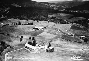 REF-0034  Garden Håmmår'n på Ås med Langbakkan (bak t.v.) og Luåkeren (bak t.h.)  - ca 1950