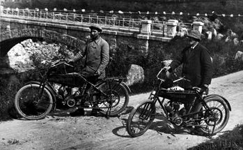 REF-0039 To motorsyklistar ved Mærk bru 1918.
 f.v.  Per Srendal og Ingebrigt Eggan,
Motorsyklane er av merket  