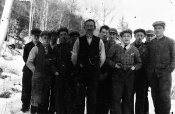 Ref 1986-63 Aunhuset Grindal  F.v.: Ingvald Resel, Ola Dalos, Arnt Hoset. Ola Lund. Edin Grindvoll, Kristian Tverdal, Anders Stene, Erik Drugudal, Ola I. Bakk (lærer), Lars Uv og Gunnar Tverdal.
`Snikkarskulen `var 12 vekers kurs som flytta rundt i bygda. Ola I. Bakk var lærar i lang tid
