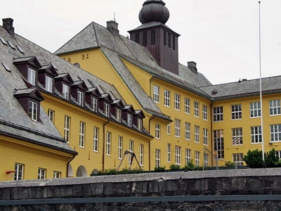 Maling av fasade (Aspøy Skole)