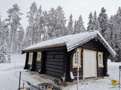 Vi har jobbet med ulike former for bygg, eneboliger, rekkehus, tømmerhytter og stavlafthytter, forskaling, grunnarbeid, renovering infrastruktur etc