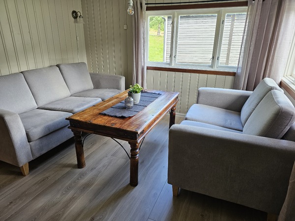 Stue med sofagruppe i utleiehytte på Støylen Camping