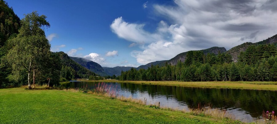 Bobil på gressplass helt nede ved Byglandsfjorden