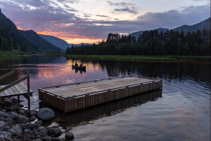 Solnedgang over brygga og fjorden