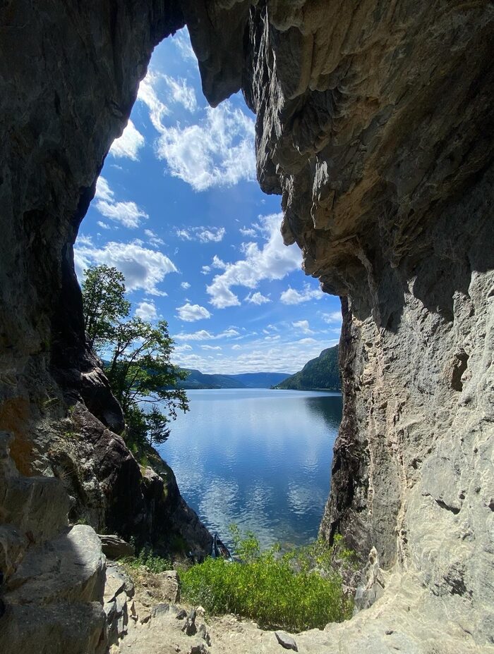 Utsikt fra grotta ut mot Byglandsfjorden