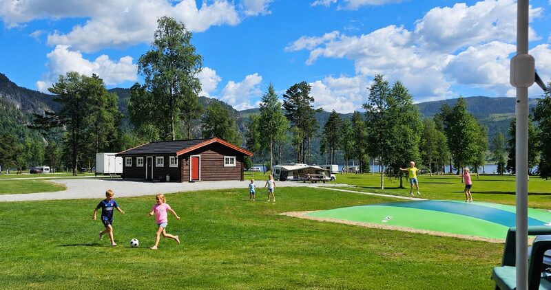 Barn leker på hoppeputen ved stranda på Støylen Camping
