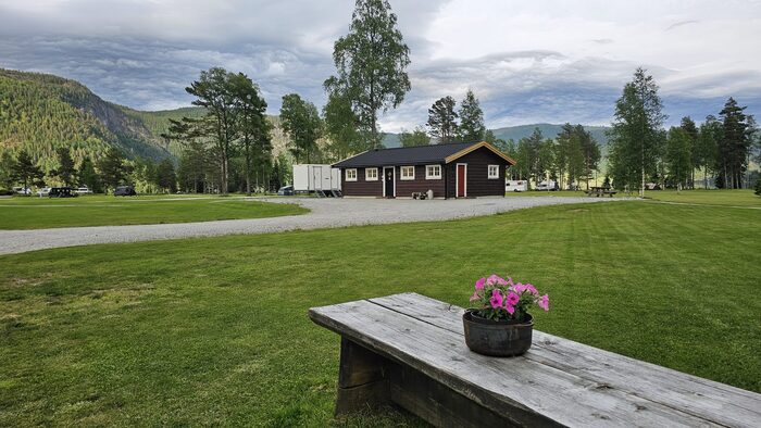 Utleiehytte med blomster på campingplassen