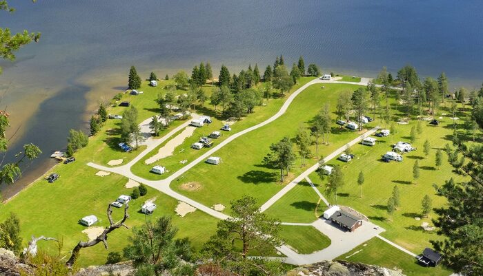Luftfoto av campingplassen på neset ut i Byglandsfjorden