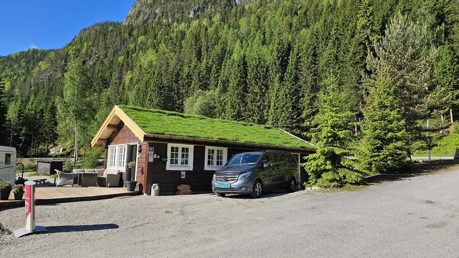 Resepsjons- og kioskbygget med torvtak på Støylen Camping
