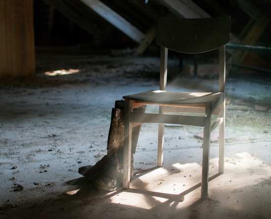 Sola skinner inn igjennom en sprekk i en bygning og støv og annet lyses opp