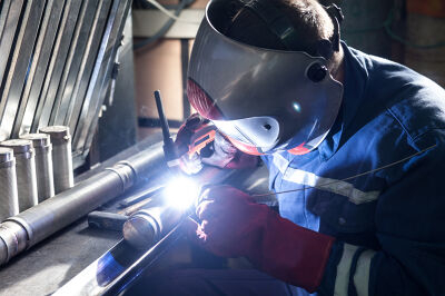 Montering og levering av stålkonstruksjoner og komplette stålbygg