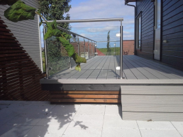 Vedlikeholdsfri terrasse med glassrekkverk på Bogafjell