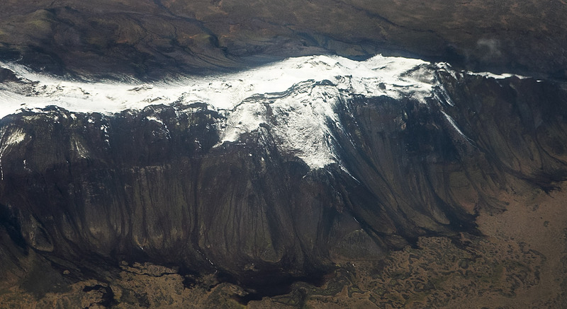 På tur over Island med fly see man mange flotte snødekte fjell.
Foto Geir Lundli