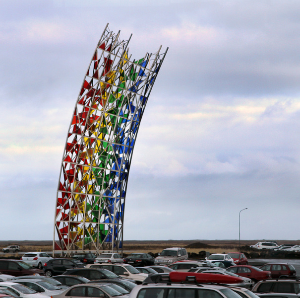 Regnbuen er et flott kunstverk på Keflavik Flyplass.

Foto Geir Lundli