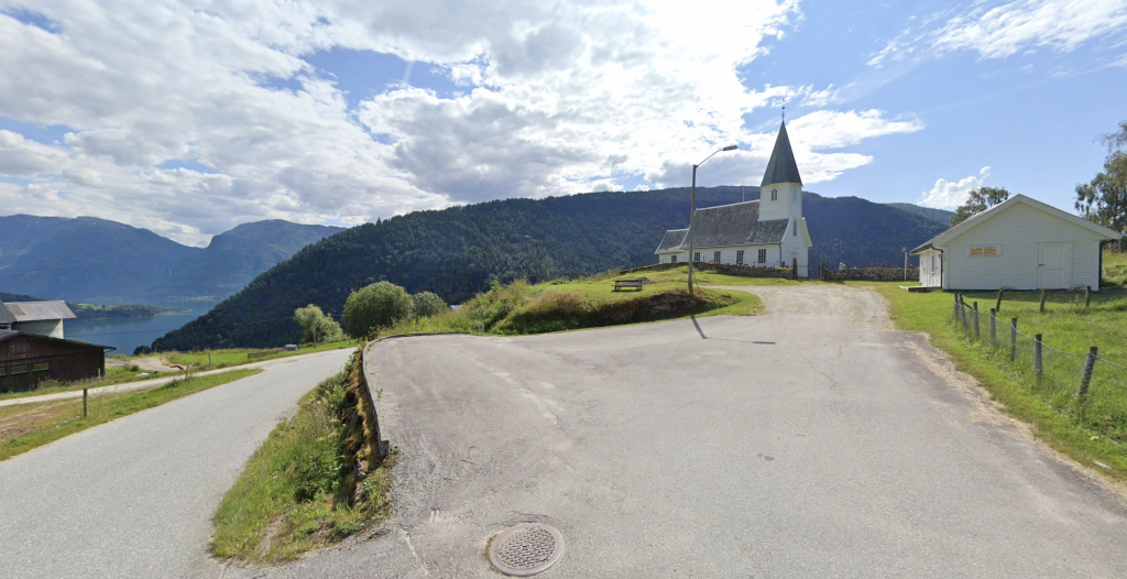 Frå kyrkja ser ein ned på Gaupne- og Lustrafjorden